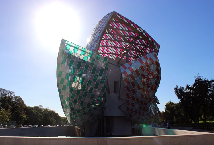 Daniel Buren Transforms the Fondation Louis Vuitton to an Observatory of  Light